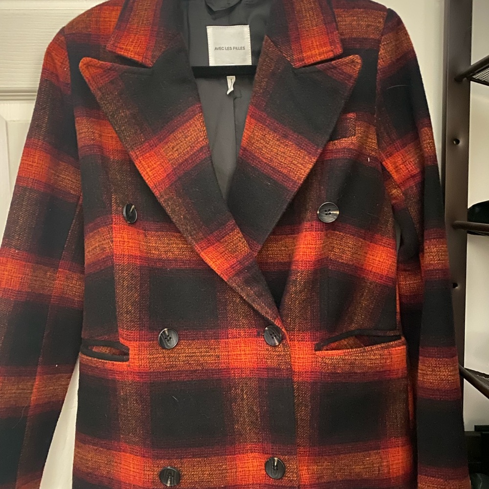 Beautiful fall coat, goes great with jeans and boots. Only worn once.
